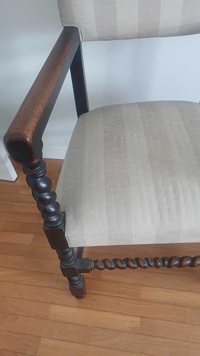 2 Cadeiras em Madeira Maciça Antiga