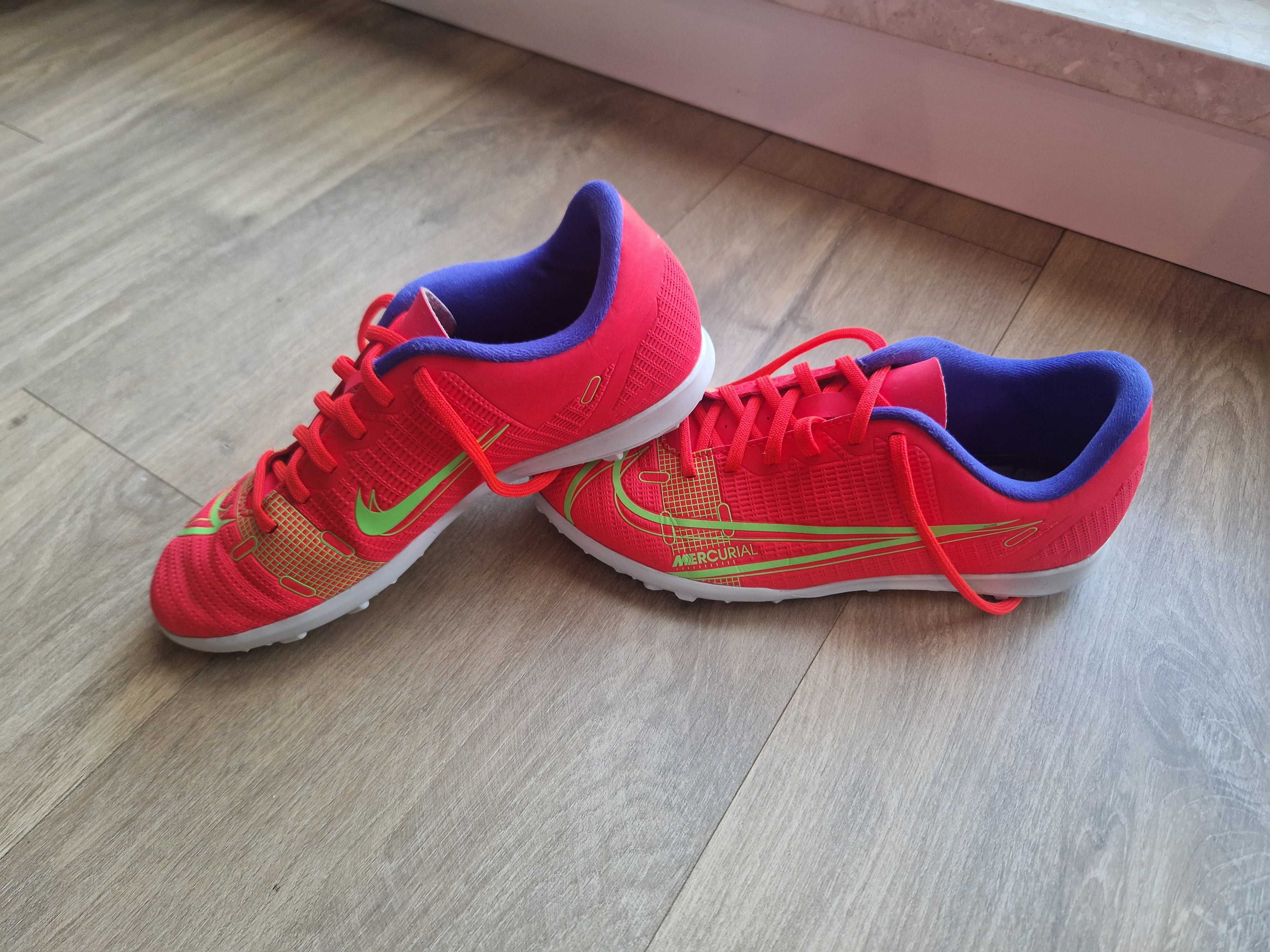 NIKE JR VAPOR 14 CLUB IC
Buty do piłki nożnej 35.5