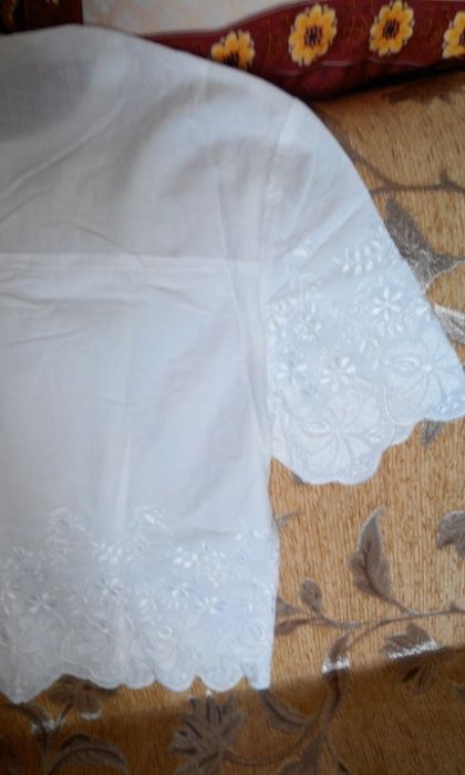 Батистовая женская блузка с вышивкой.