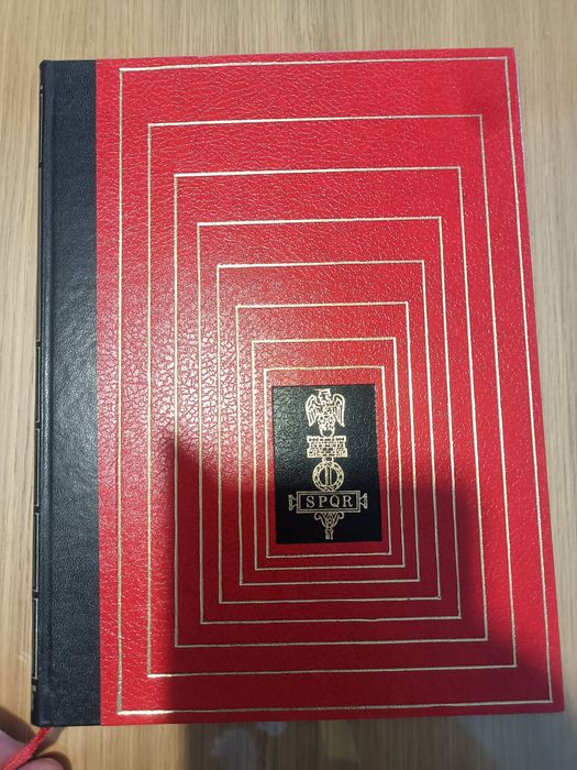 Vendo o livro sobre Os Tesouros da Roma Imperial
