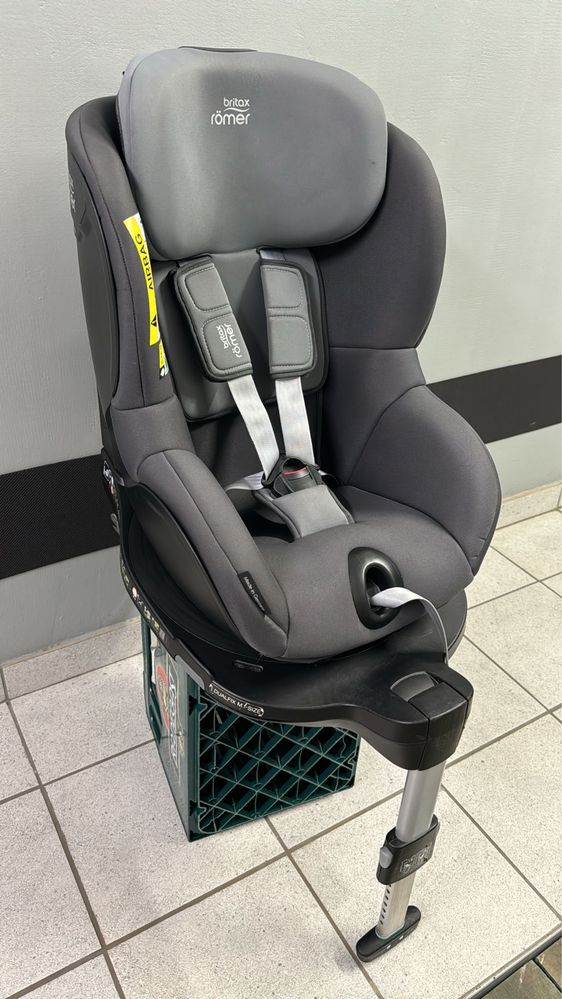 Fotelik obrotowy Britax Romer Dualfix M I-Size Storm Grey