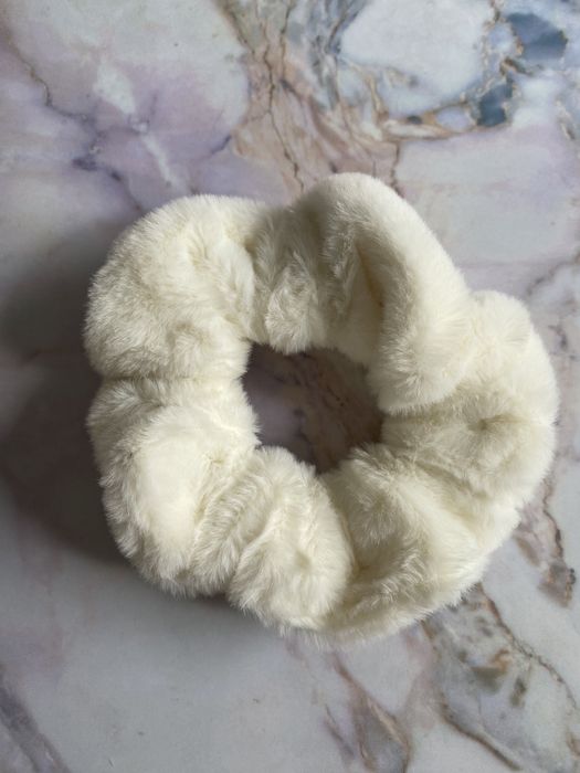 Kremowa gumka do włosów ze sztucznego futra z perełkami