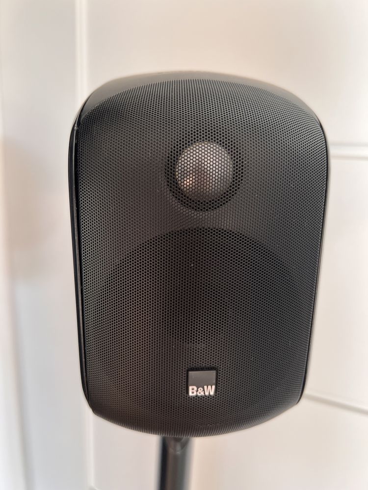 Kolumny Bowers & Wilkins M1 na standach