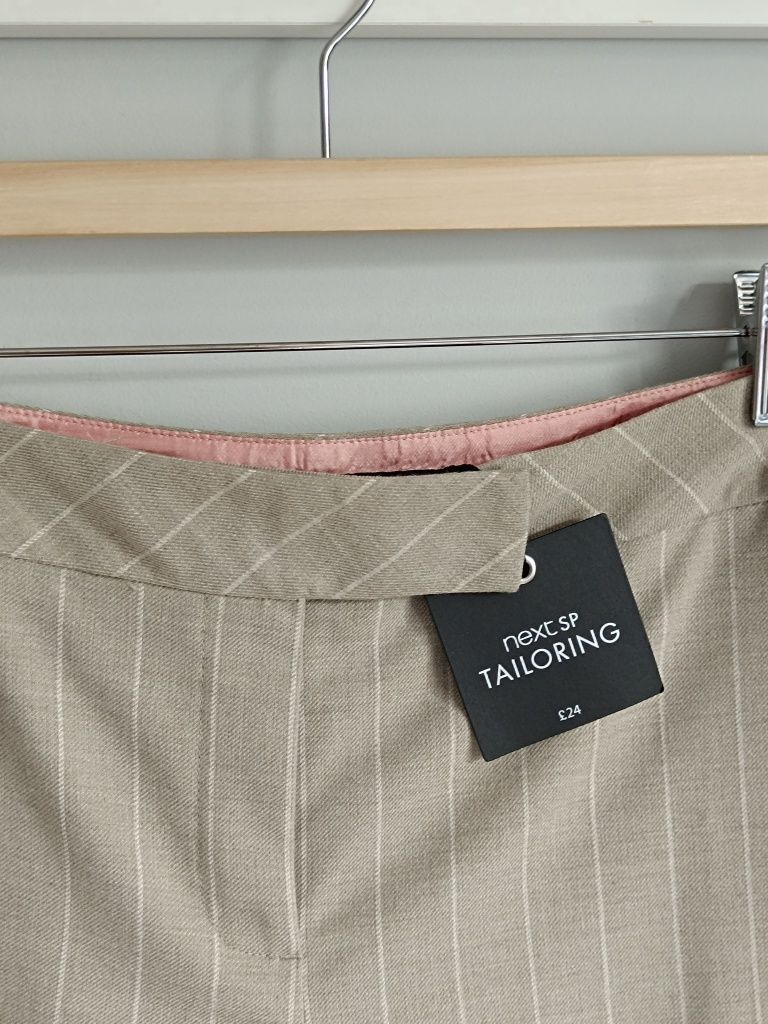 Eleganckie beżowe damskie spodnie proste, na kant, ciągliwe Next 36 R