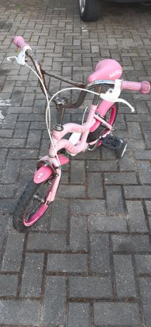 Bicicleta de menina com rodinhas.