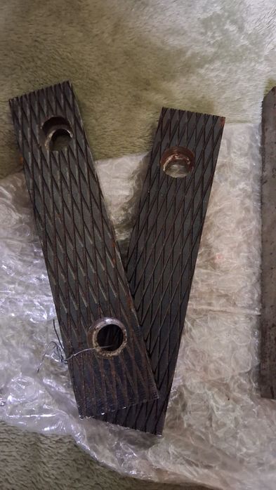 Szczęki do imadła ślusarskiego  l142 wysokość 30 rozstaw otworów 93