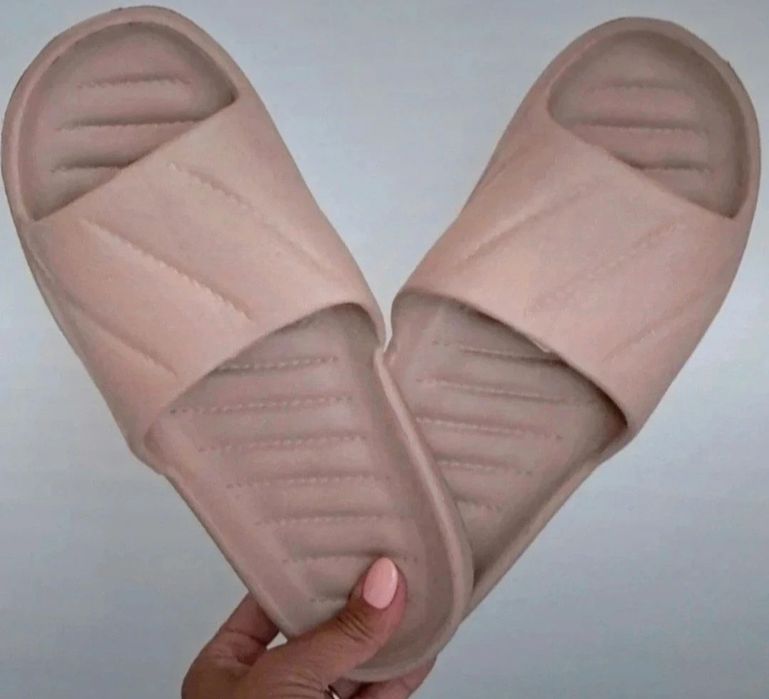 Beżowe klapki damskie 40