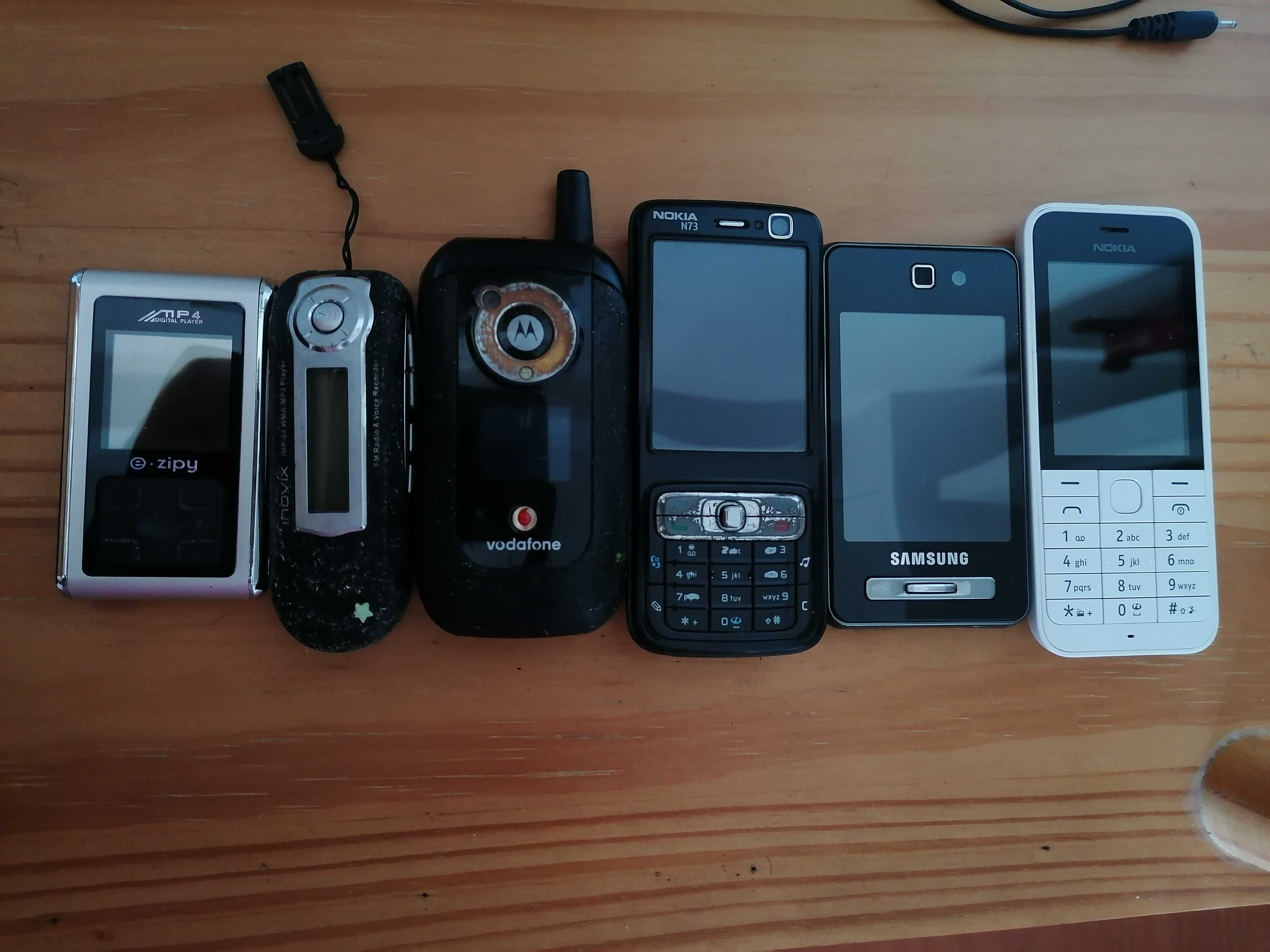 4 telemóveis + 1 MP3 + 1 MP4