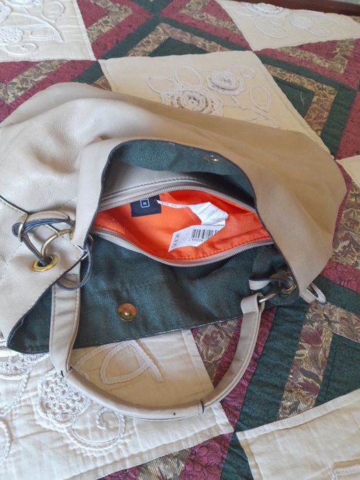 Carteira beje e óculos de sol novos