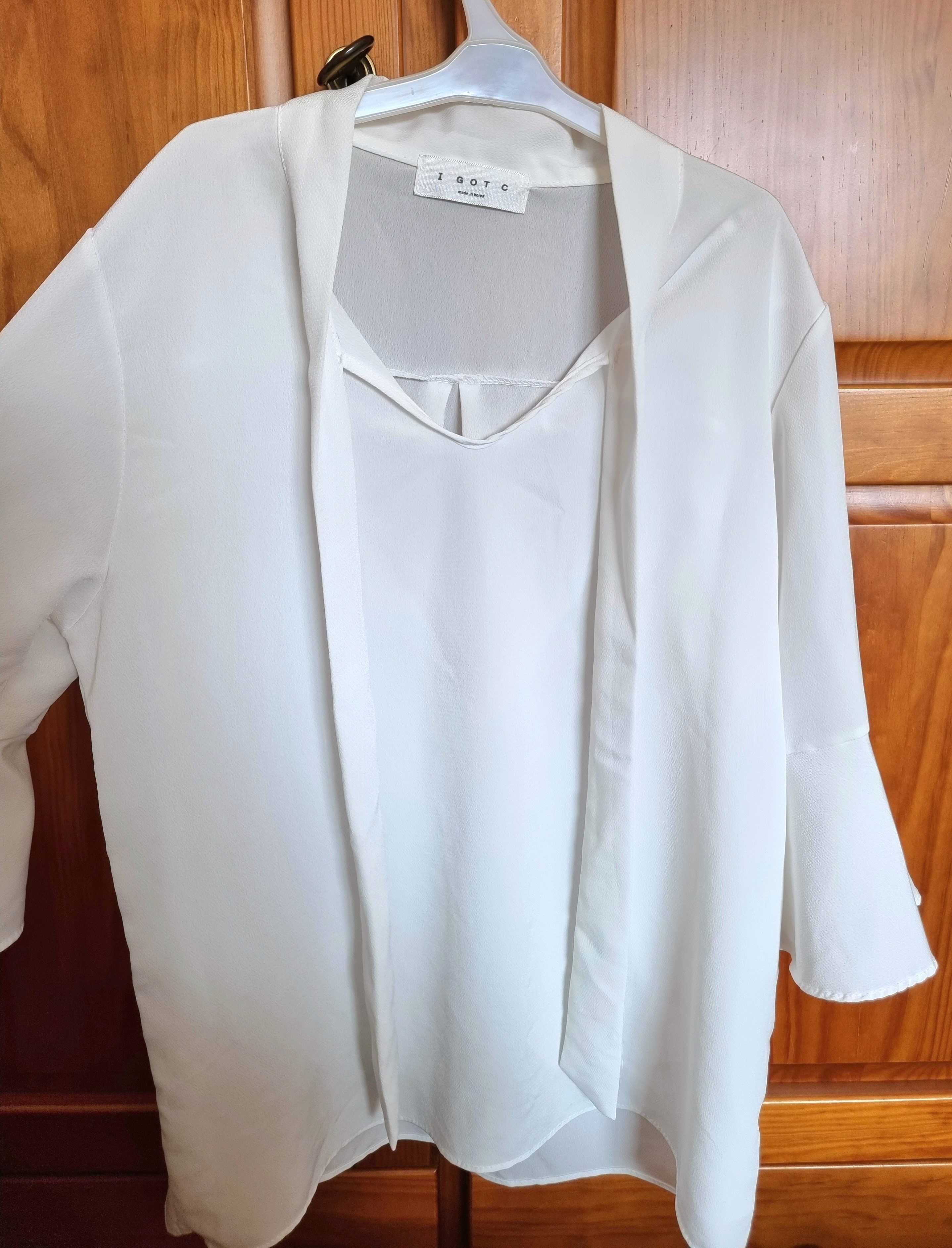 Blusa branca com detalhe no pescoço e nas mangas, tamanho M/L