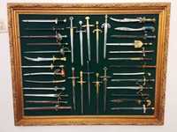 Coleção de réplicas de espadas em tamanho reduzido. Abre cartas