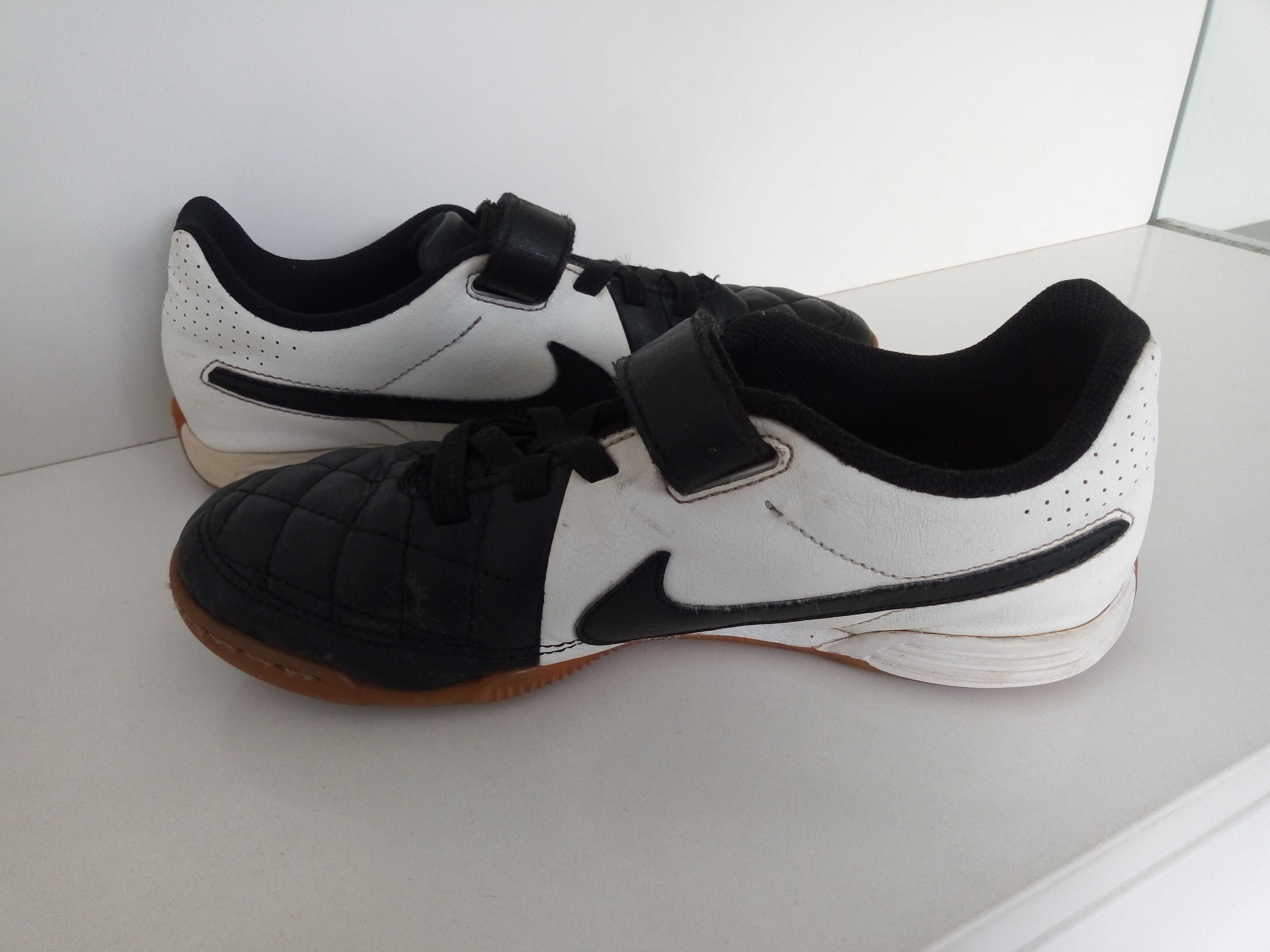 Sapatilhas futsal marca Nike tamanho 36.5, pretas e brancas