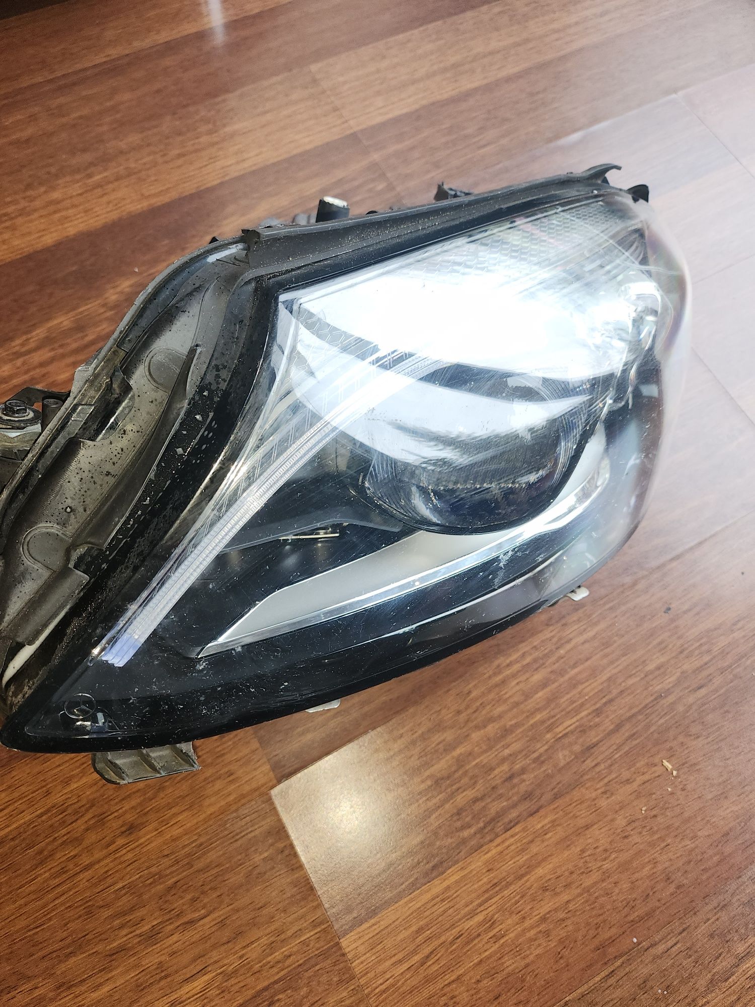 Lampa Lewa Mercedes C205 Multibim kompletna Uszkodzona świecącą