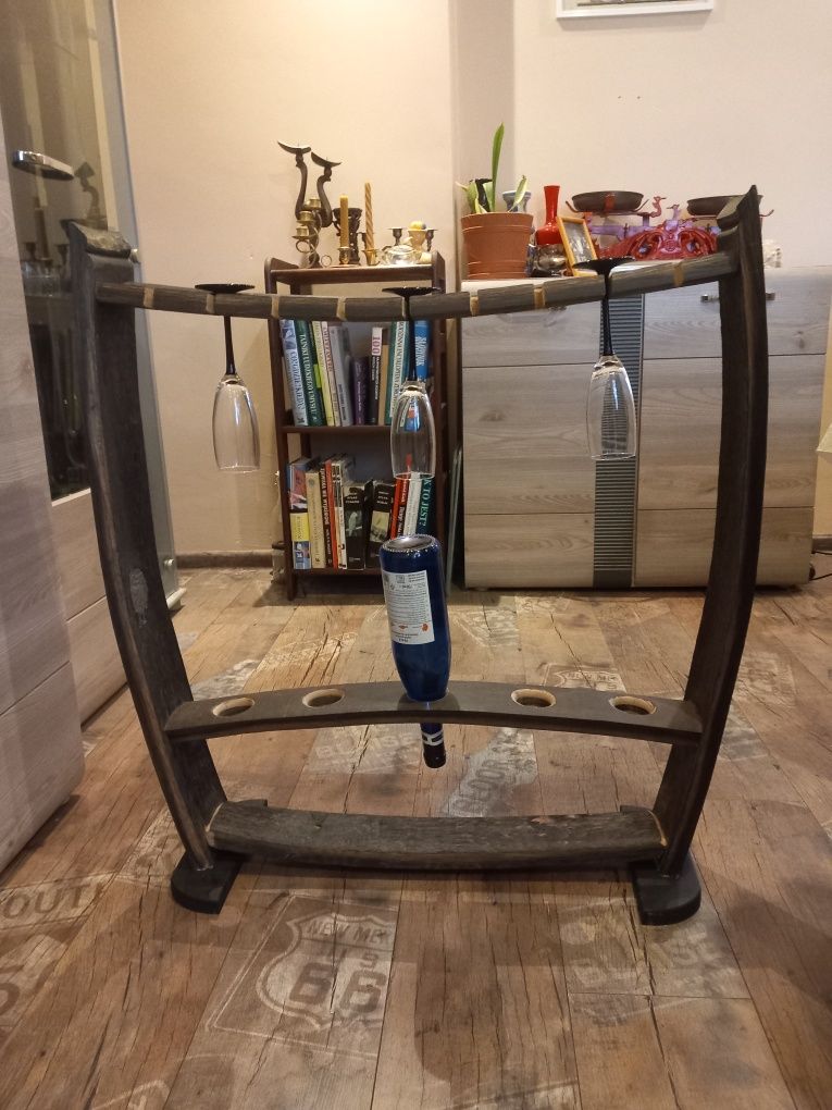 Stojak na wino z miejscem na kieliszki