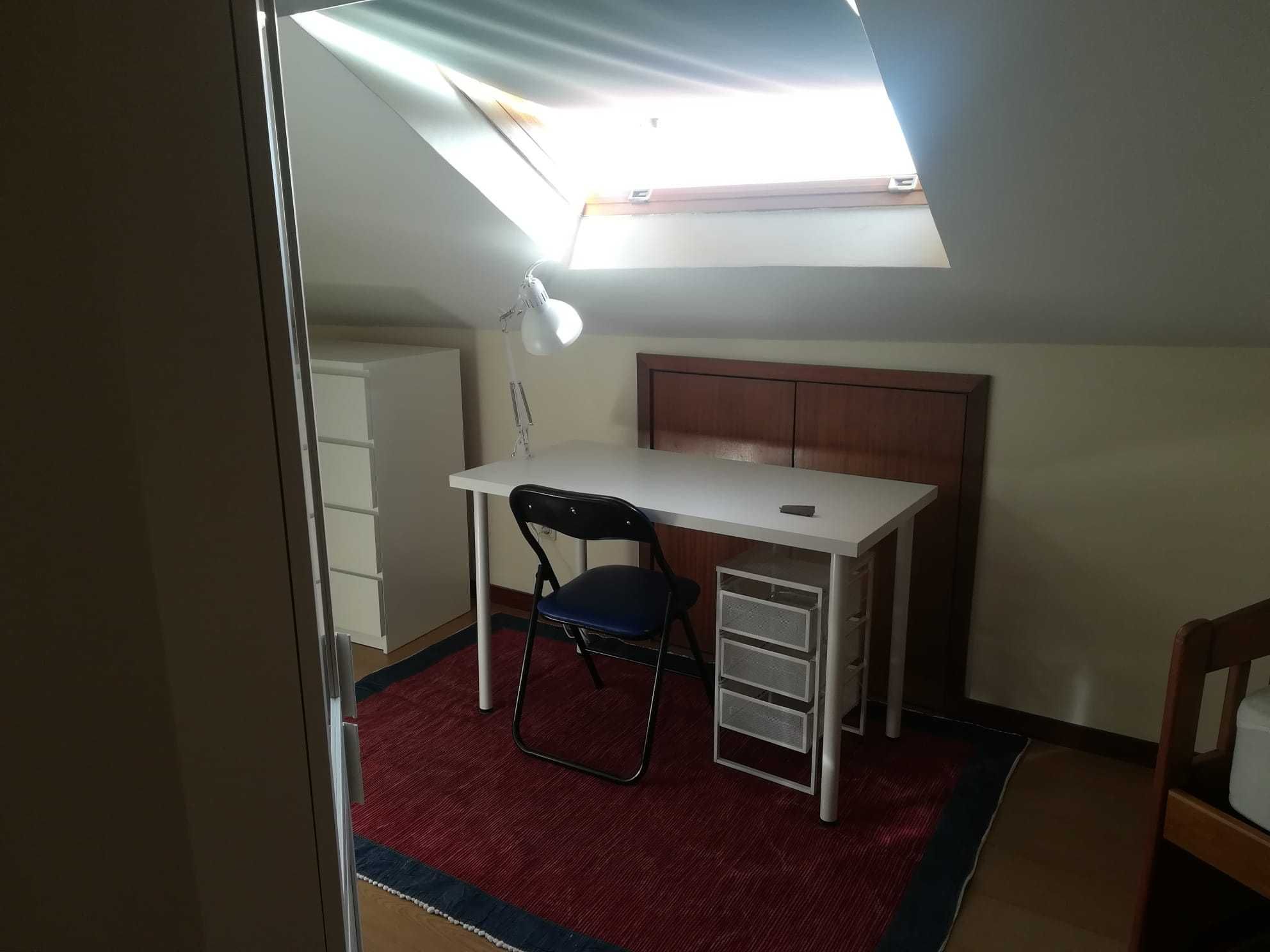 QUARTO a MENINA Estudante Universitária (Paranhos)