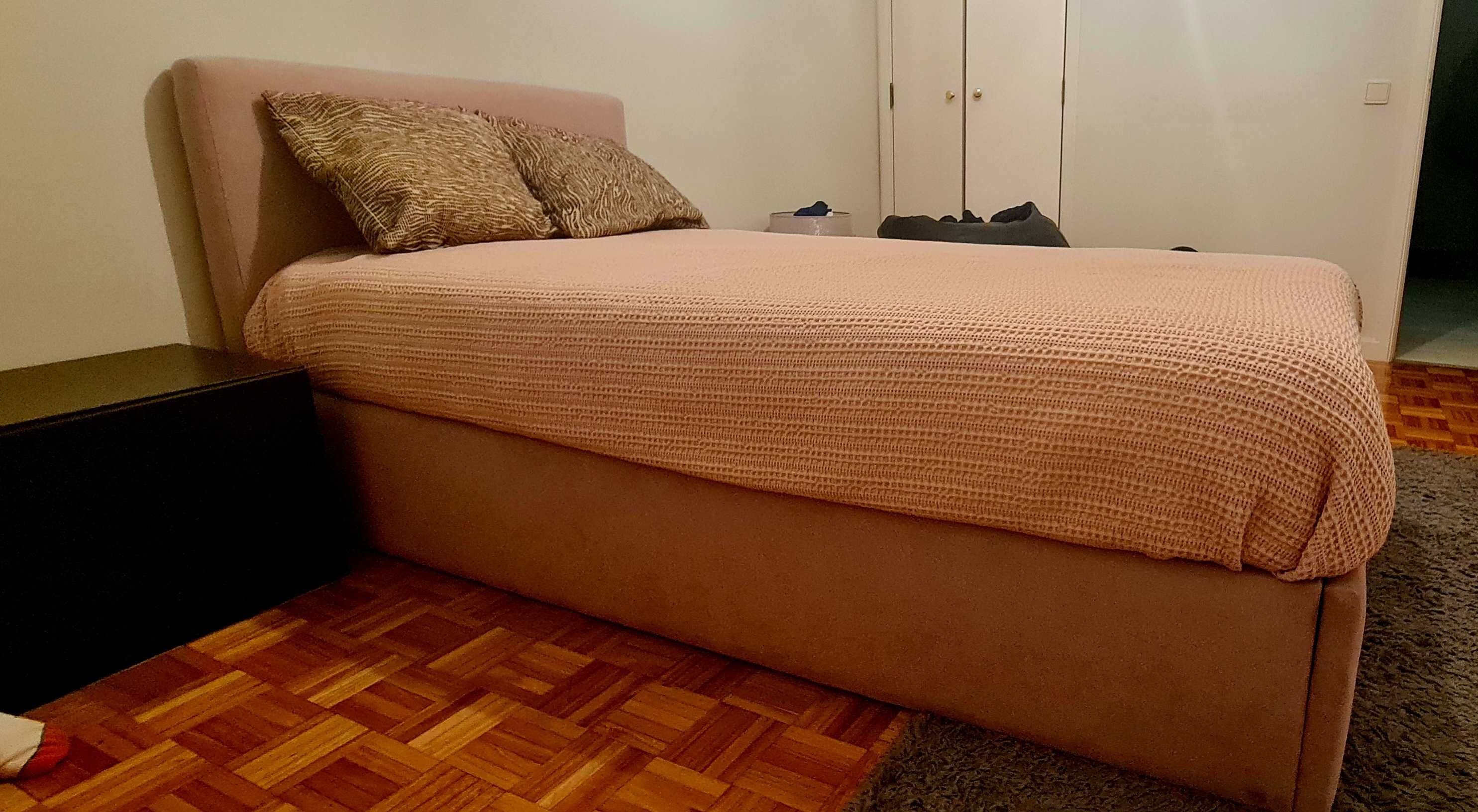 Cama semi nova com estrado e colchão