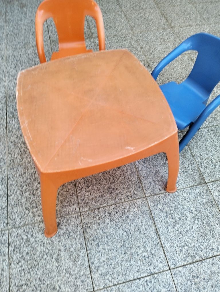 Mesa e cadeiras de actividades