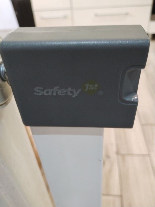 Bramka zabezpieczająca drzwi schody barierka safety 1st