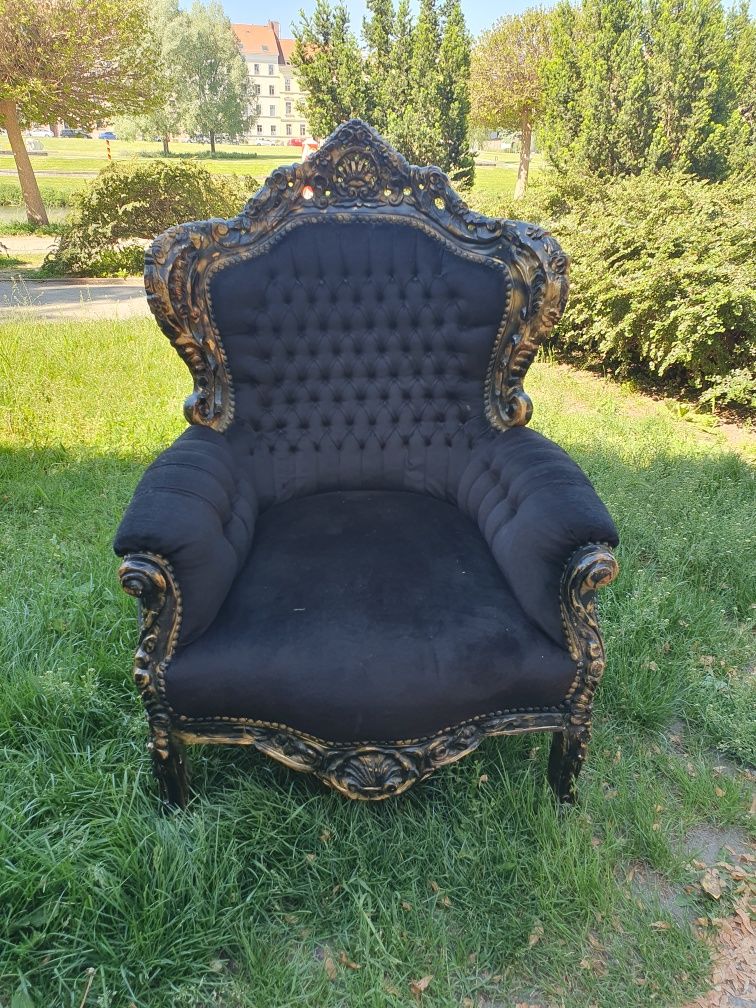 Królewski fotel w dobrym stanie