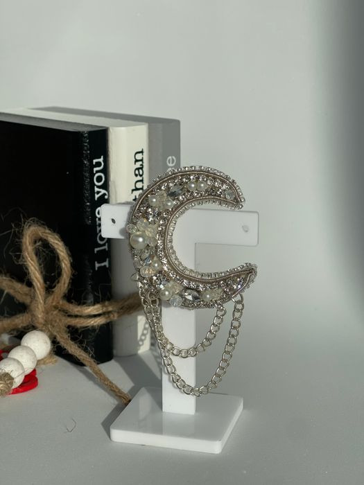 Брошка місяць з ланцюжками