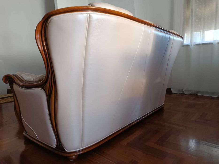 Sofá de três lugares em couro