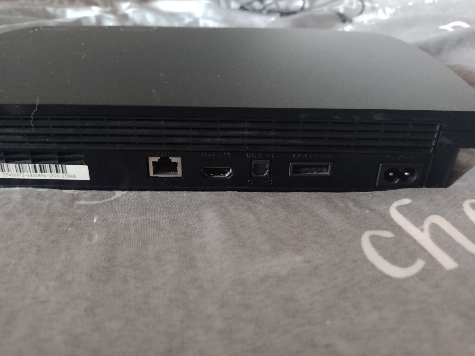 PlayStation 3 wraz z płytami i padami