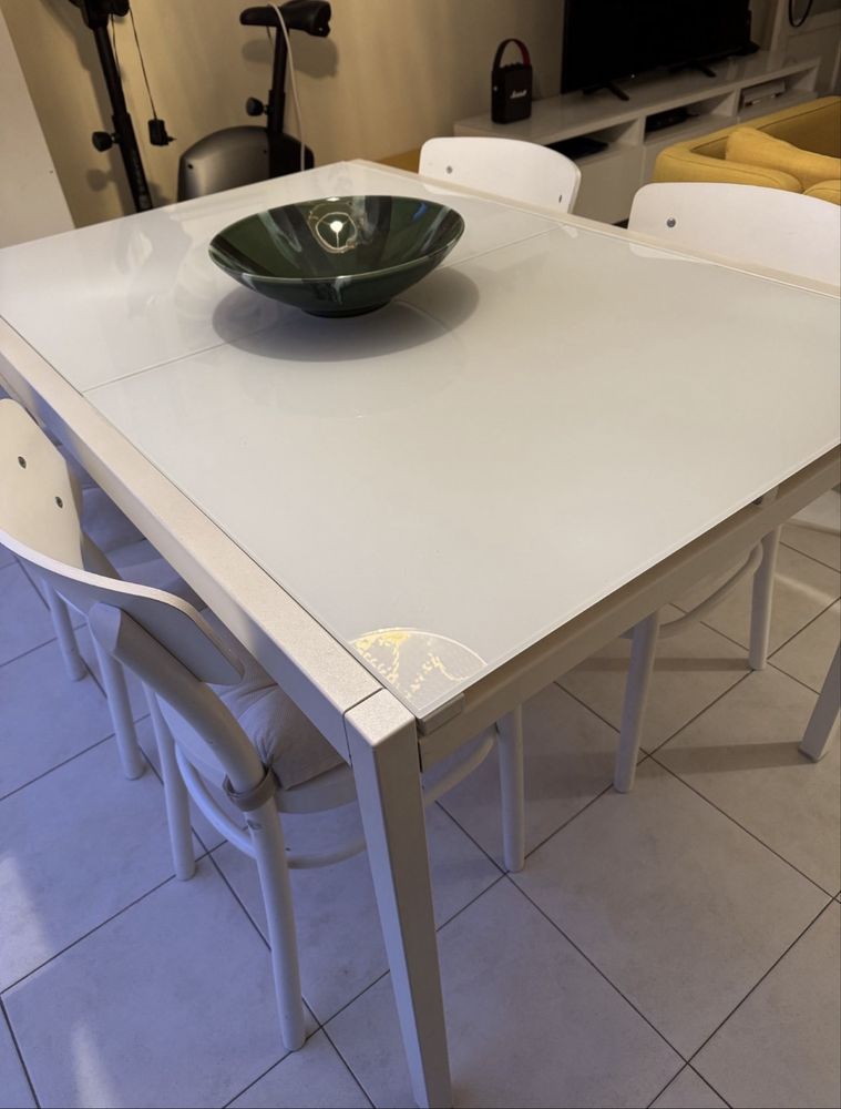 Vende-mesa com 4 cadeiras. So aceito dinheiro ou MBWay
