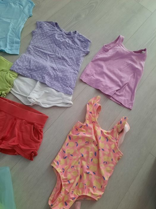 Roupa de menina usada por uma só criança. Tam 2-3