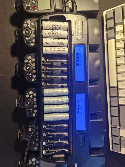 Quadralite Stroboss 60 , Ładowarka everActive , Akumulatory LADDA