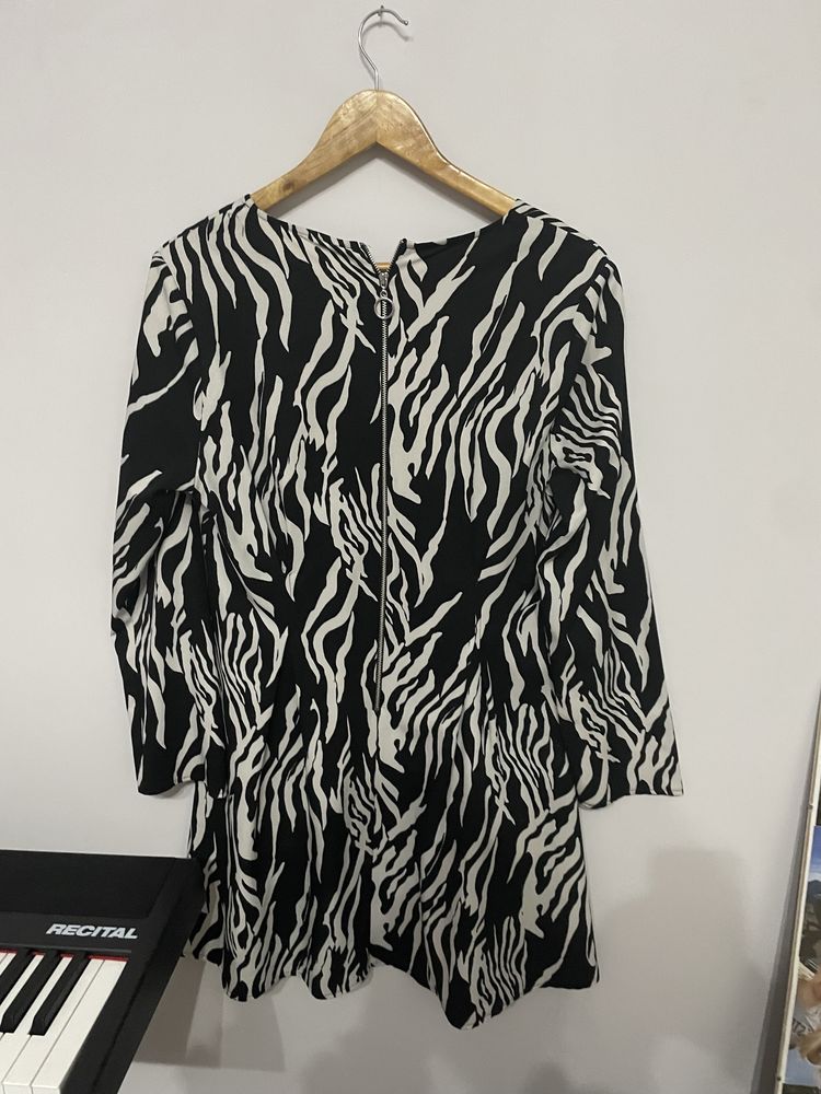 Elegancka damska sukienka na codzien bialo czarna zebra