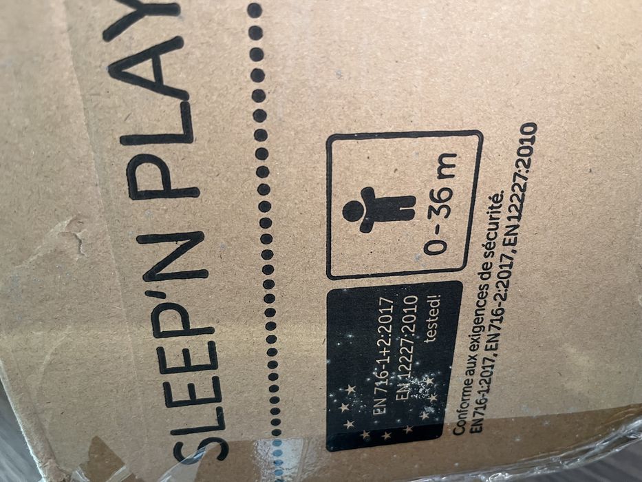 Cama de viagem cor cinzenta, como nova.