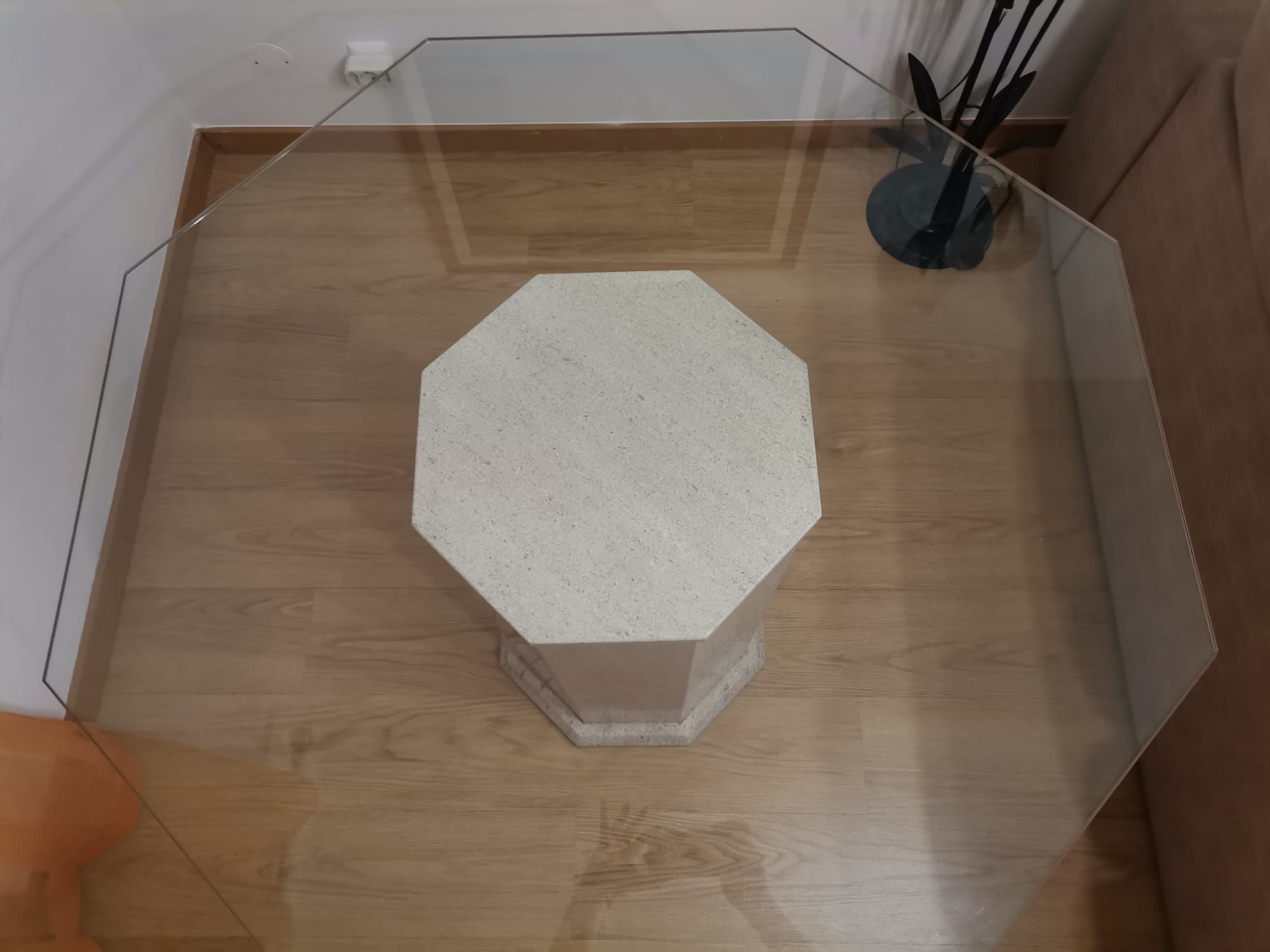 Mesa de jantar de vidro com base de pedra