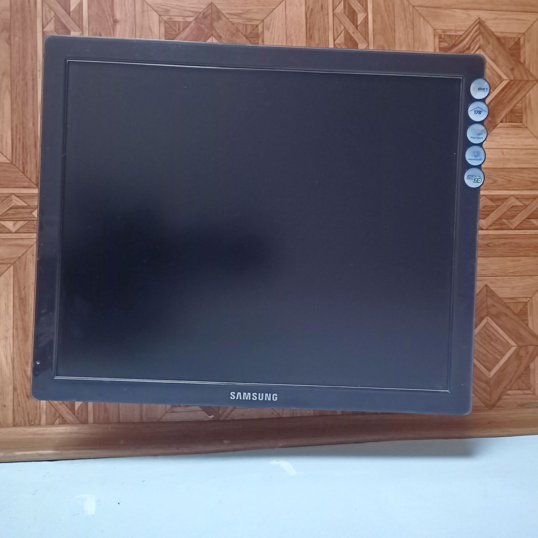 Samsung sync master 971 19"