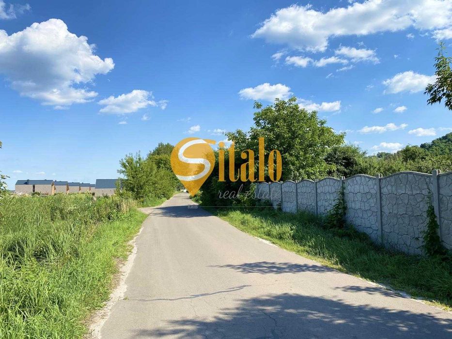 Кутова ділянка біля Київських Карпат та озера в Підгірцях