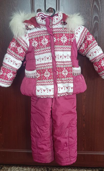 Продам зимовий комбінезон для дівчинки.