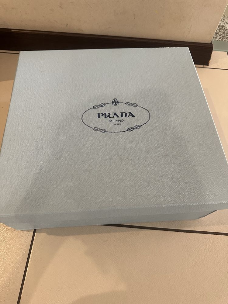 Уггі Prada.