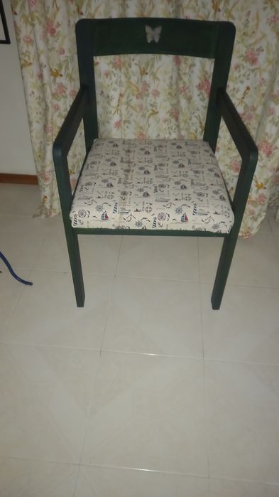 Cadeirão em madeira de pinho pintado de verde,em excelente estado. 
As