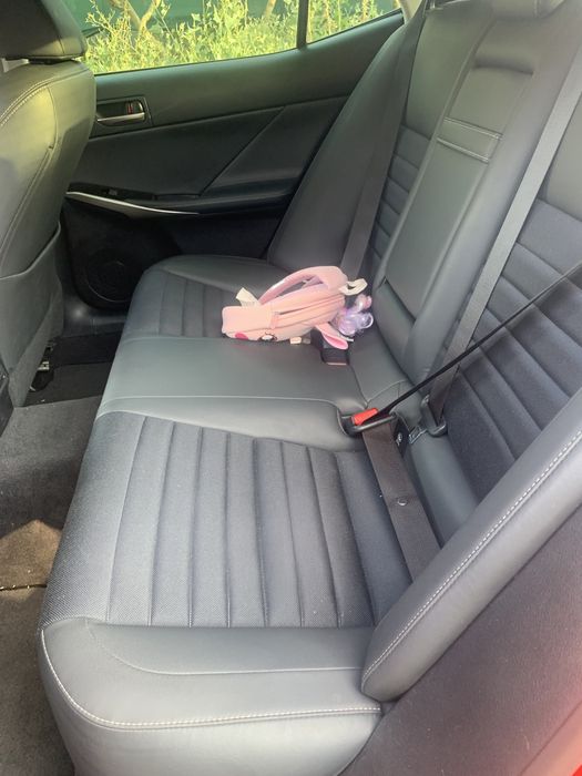 Lexus is 200t 2017 рік