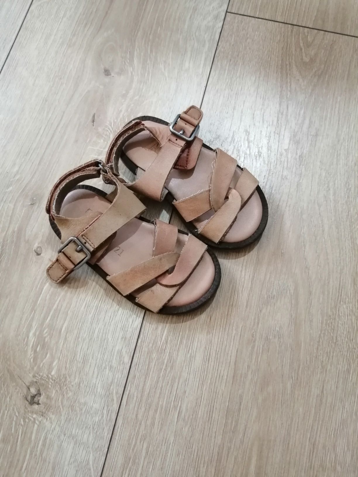 Sandały niemowlęce w rozmiarze 21 Zara