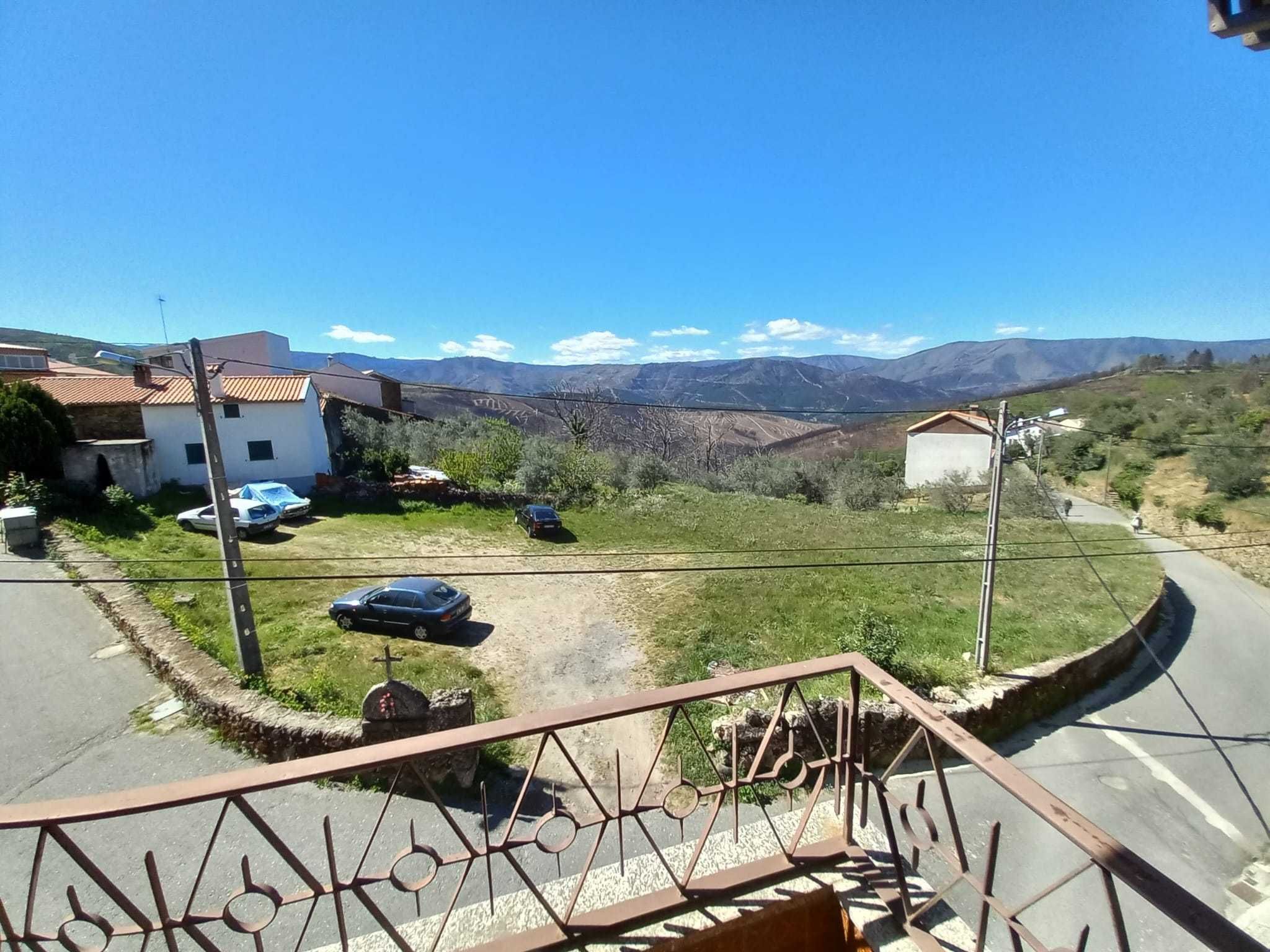 V4 + 2 Geminada com vista desafogada para a montanha