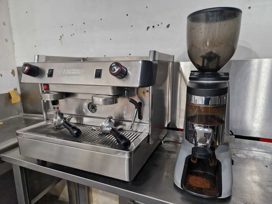 Máquina e moinho de café; compactos como novos.