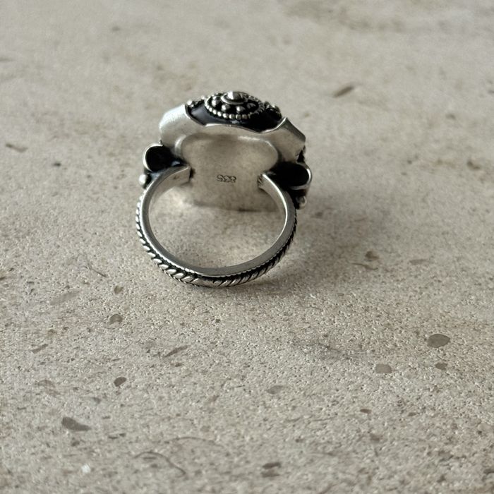 Anel de senhora em prata 835 e pedra vermelha cabouchon