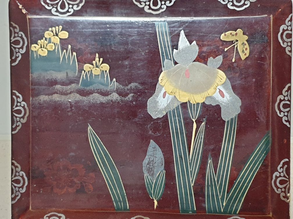 Antiga caixa asiática em madeira pintada à mão