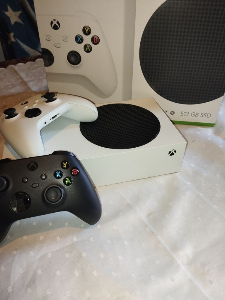 Sprzedam Xbox series s z dwoma padami