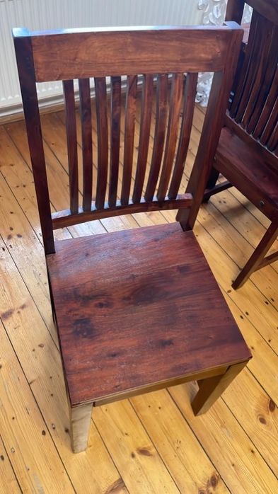 Drewniany stół i krzesła