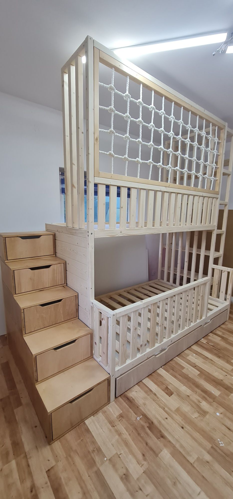 Łóżko piętrowe drewniane niemalowane z siatka i regałem 90x200
