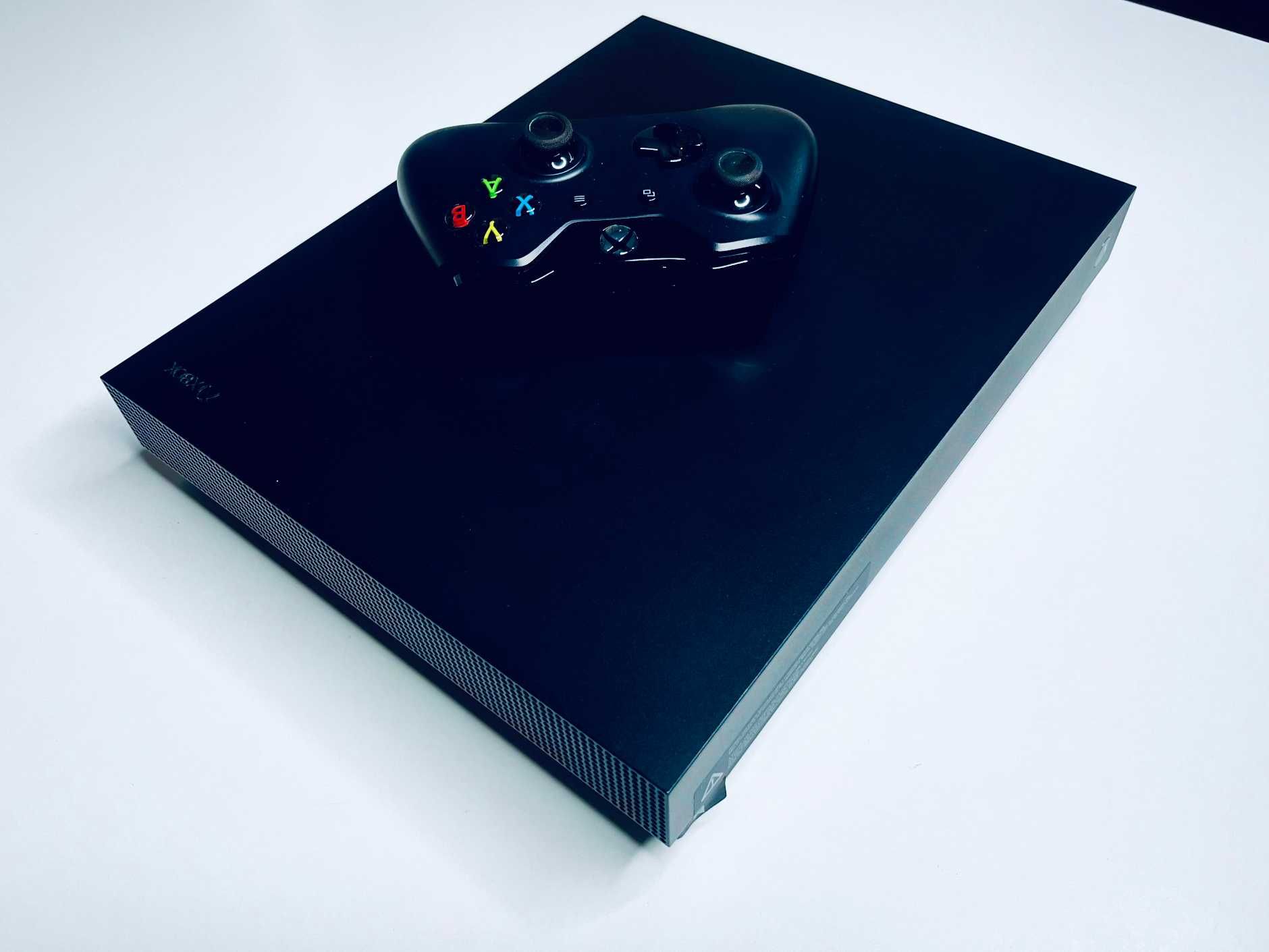 Konsola Xbox One X 1TB, stan doskonały!