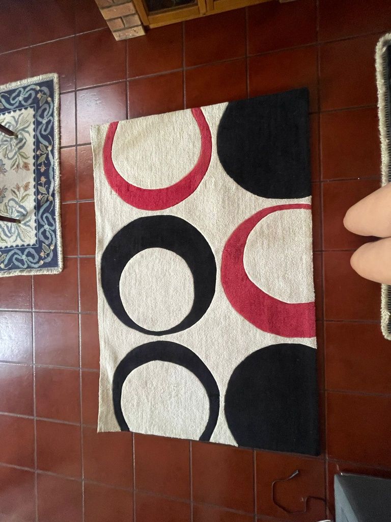Tapete com círculos pretos e vermelhos
