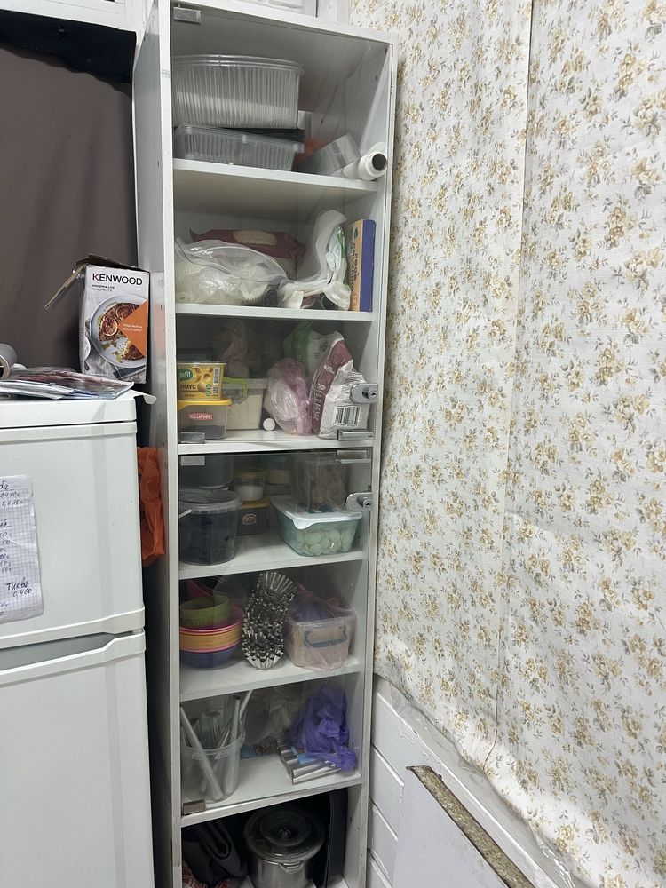 Продам стол в наличии 2 штуки,торговое оберудование для кафе,салона ,м