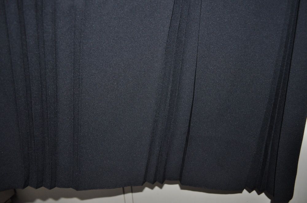Piękna modna ciekawie plisowana spódnica czarna - r.44